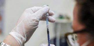 Vaccini mRna-miocarditi rare, per Oms “probabile legame”