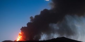 Etna, oggi nuova eruzione: fontana di lava e violenti boati
