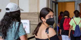 Covid Italia, Brusaferro: “Discesa dei contagi si è fermata, serve più monitoraggio”