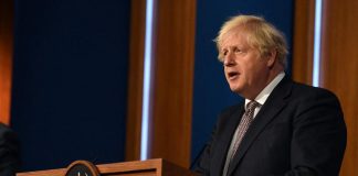 Covid, Johnson conferma: stop mascherine e distanziamento il 19 luglio
