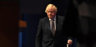 Johnson riapre tutto: “Avremo morti ma dobbiamo farlo ora”