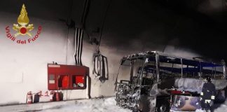 Lecco, autobus prende fuoco: autista salva 25 bambini