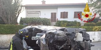 Lucca, auto con a bordo tre ragazzi si ribalta: morto 26enne