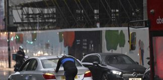 Piogge torrenziali a Londra, strade e metro chiuse: due ospedali inondati