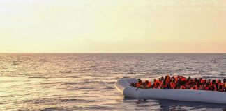 Migranti, sbarchi senza sosta a Lampedusa: in tre giorni oltre 1.400 arrivi