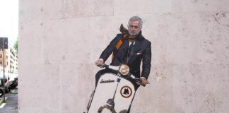 Mourinho, giro in Vespa a Trigoria: video virale sui social