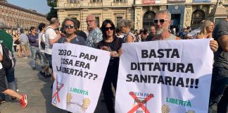 No green pass a Milano, 50 in piazza. Dediche a De Donno. Cartabellotta: “Sciacallaggio usarlo per teorie no vax”