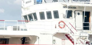 Migranti, sale tensione su Ocean Viking: naufrago si getta in mare