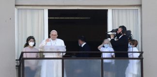 Papa Francesco, Angelus dal balcone del Gemelli
