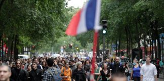 Covid Francia, manifestazioni contro il green pass