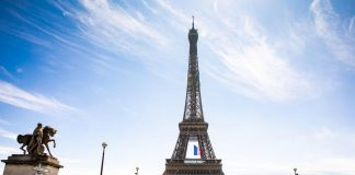 Riapre la Tour Eiffel, era chiusa da ottobre