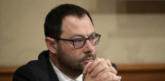 No green pass, Patuanelli: “Lega in piazza segnale devastante”