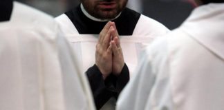 Il parroco: “Chi non è vaccinato non venga in chiesa”: polemiche