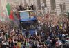 Nazionale in festa sul pullman a Roma, bagno di folla per azzurri