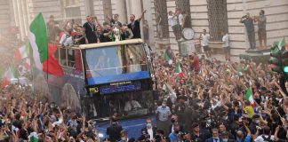 Nazionale in festa sul pullman a Roma, bagno di folla per azzurri