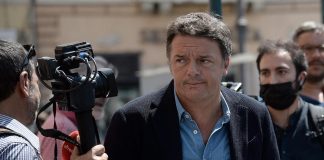 Renzi: “M5S? Come l’attak, dove si siedono si incollano”