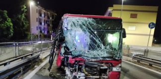 Roma, perde il controllo del bus e si schianta contro le auto in sosta