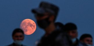 Covid Russia, 799 morti in 24 ore: tre drammatici record in un mese
