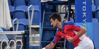 Tokyo 2020, Djokovic infuriato spacca la racchetta