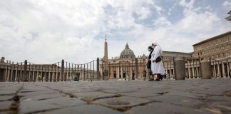 Scandalo Vaticano, cardinale Becciu a giudizio con altri 9