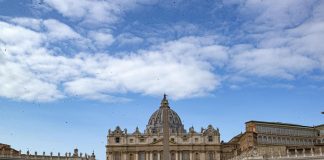 Papa Francesco operato, “condizioni buone, degenza 7 giorni”