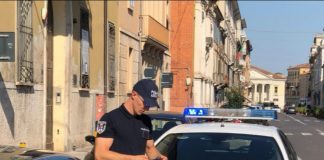 Tenta di annullare le multe dichiarando di avere a bordo il padre invalido morto mesi prima, denunciato per truffa 57enne