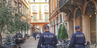 Spacciatore tenta di scappare e di ingerire la droga, denunciato 19enne tunisino