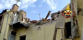 Crolla palazzina a due piani a Torino