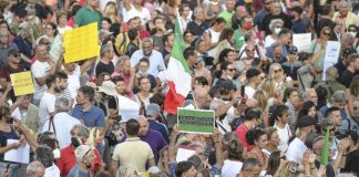 Manifestazioni No-Vax, due giornalisti aggrediti e Bassetti minacciato