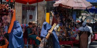 Afghanistan, Talebani: “Donne hanno diritto a lavoro e istruzione”