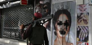 Afghanistan, talebani: “Ok donne a lavoro”. Ma giornaliste fermate