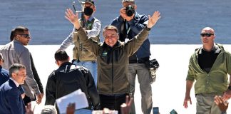 Brasile, nuovo motoraduno per Bolsonaro: lui tra la folla senza mascherina