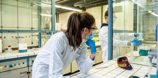 Variante Delta, “vaccinati meno gravi e reagiscono prima”