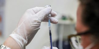 Terza dose vaccino, Brusaferro: “Sì per i più fragili”