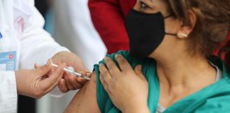 Vaccini, doppia dose efficace al 96,82% contro i decessi