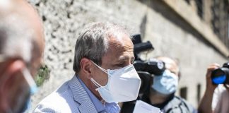 Crisanti: “Mascherine anche con vaccino”. La Russa: “Terrorista”