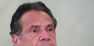 New York, si dimette il governatore Andrew Cuomo