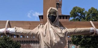 Afghanistan, a Milano compare statua di donna in croce