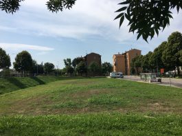 Mantova, siringa abbandonata sull’altalena: il Comune sanifica l’area giochi e promette più controlli