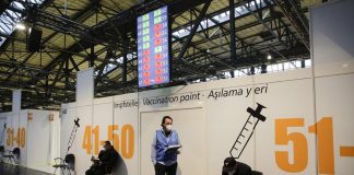 Vaccino Covid, esperti Germania rivedono indicazione: ok per 12-17enni