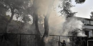 Incendi Grecia, fiamme distruggono Evia ma monaci non si muovono