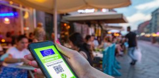 Green pass Italia, Crisanti: “Non riduce casi ma spinge a vaccinarsi”