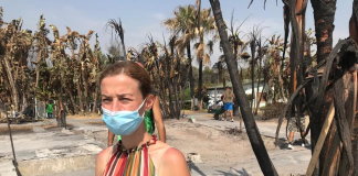 Volontari al lavoro nel lido catanese distrutto dalle fiamme: “Danni per un milione”