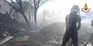 Incendio Pescara, “coppia si accende falò per un selfie”