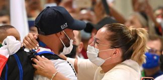 Tokyo 2020, Jacobs torna in Italia: delirio a Fiumicino