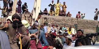 Afghanistan, Talebani sparano ancora sulla folla