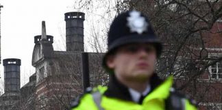 Covid Londra, no vax assaltano sede Bbc: scontri con la polizia