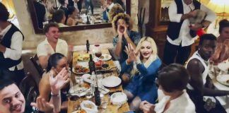 Madonna in Puglia, canta ‘Bella ciao’ in ristorante Ostuni – Video