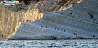 Mareamico: “La Scala dei Turchi invasa da turisti abusivi ma zero controlli”