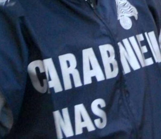 Suzzara, carenze igieniche e personale senza qualifica: chiuso un barber shop dopo i controlli
